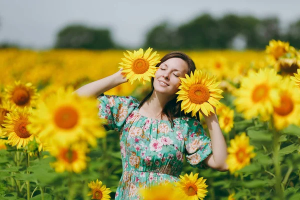 Brunette fille dans un champ de tournesols — Photo