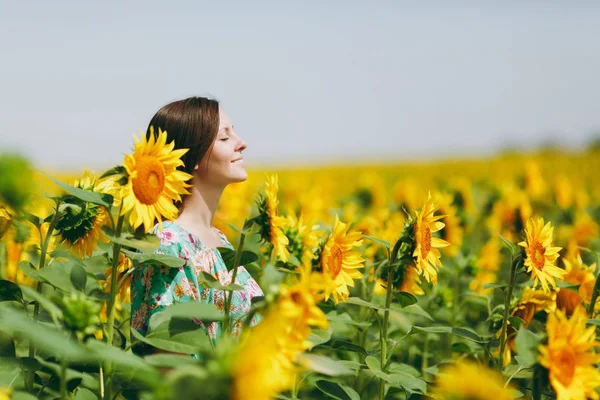 Bruna ragazza in un campo di girasoli — Foto Stock