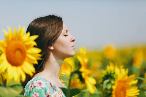 Brunette fille dans un champ de tournesols — Photo