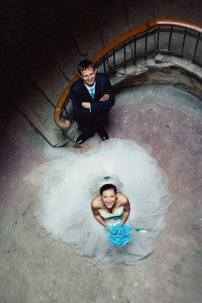 Pareja de boda esmaltada en una entrada en una escalera de caracol — Foto de Stock
