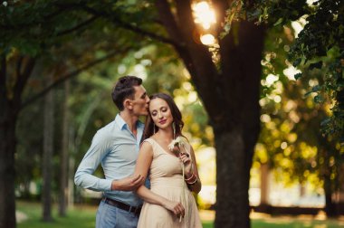 Genç sevgili çift parkta yürüyüş