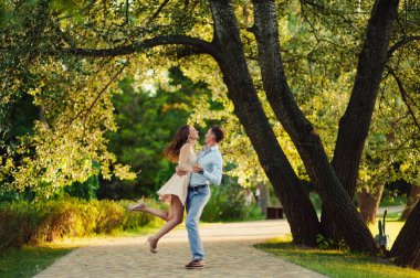 Genç sevgili çift parkta yürüyüş