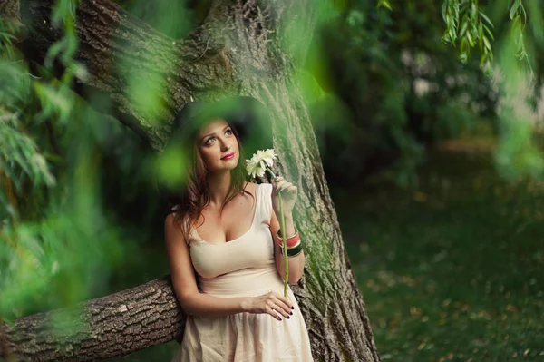 一个女孩在附近的柳树的宽边帽 — 图库照片