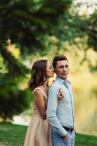 Séta a parkban, a szerető fiatal pár — Stock Fotó