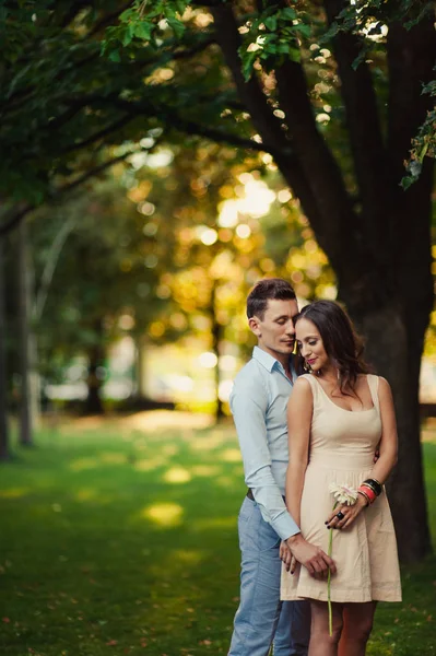 Unga älskande par promenader i parken — Stockfoto