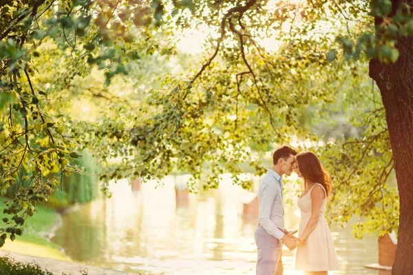 Joven pareja amorosa caminando en el parque — Foto de Stock