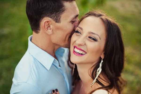 Jovem casal amoroso andando no parque — Fotografia de Stock