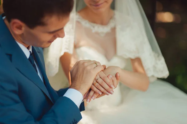 Casamento casal de mãos dadas no parque — Fotografia de Stock