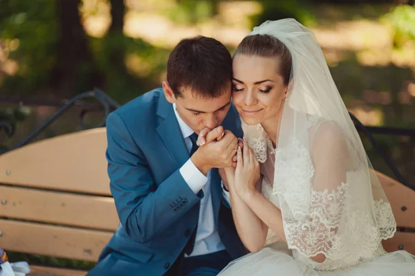 Bröllop par hålla händerna i parken — Stockfoto
