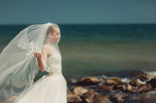 Noiva velada por um véu para um passeio pelo mar — Fotografia de Stock