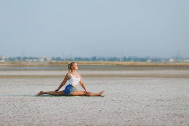 Güzel kadın yerde açık havada yoga yaparken