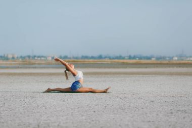 Güzel kadın yerde açık havada yoga yaparken
