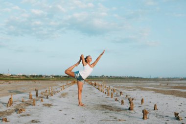 Güzel kadın yerde açık havada yoga yaparken