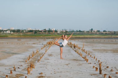 Güzel kadın yerde açık havada yoga yaparken