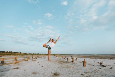 Güzel kadın yerde açık havada yoga yaparken