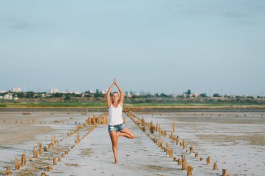 Güzel kadın yerde açık havada yoga yaparken