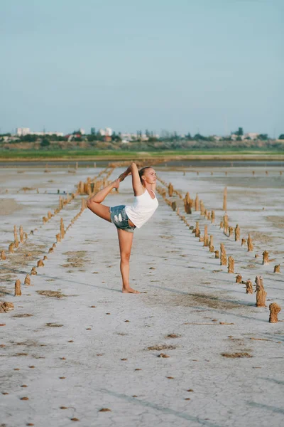Güzel kadın yerde açık havada yoga yaparken