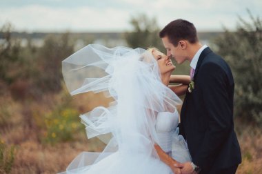 Güzel gelin ve damat çift düğünde yürüyüş