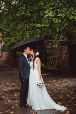 Güzel gelin ve damat çift düğünde yürüyüş