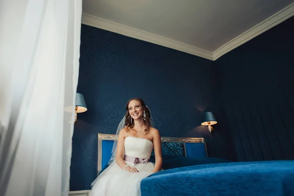 Portrait of a beautiful bride on wedding day — Stock Photo, Image