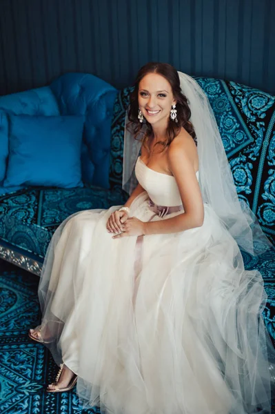 Porträtt av en vacker brud på bröllopsdag — Stockfoto