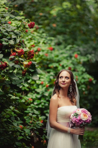 Portret pięknej narzeczonej w dniu ślubu — Zdjęcie stockowe