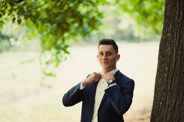 Retrato de novio en un parque en el día de la boda —  Fotos de Stock