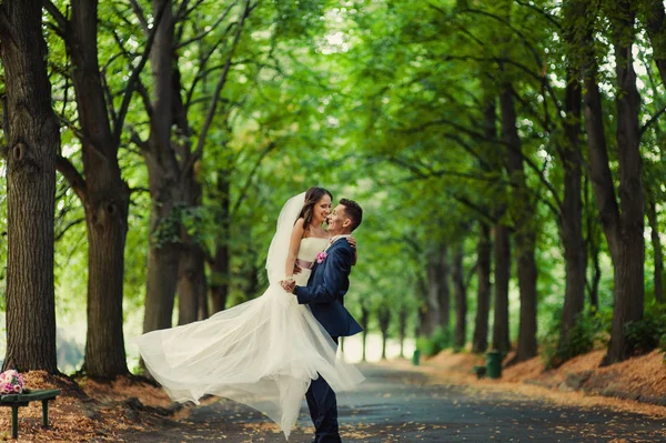 Bella coppia di sposi al matrimonio — Foto Stock