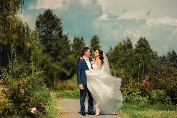 Gyönyörű menyasszony és a vőlegény pár az esküvőn — Stock Fotó