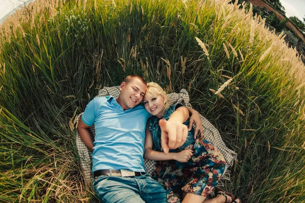 Seven çift yüksek çim açık havada genç