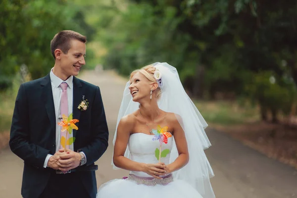 Vackra bruden och brudgummen par promenader på bröllopet — Stockfoto