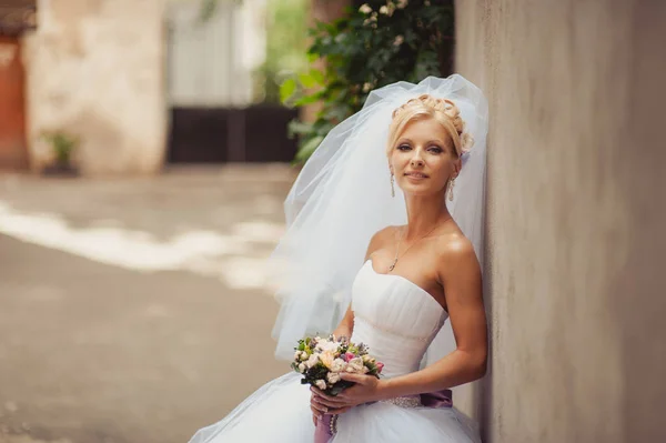 Porträt einer schönen Braut am Hochzeitstag — Stockfoto