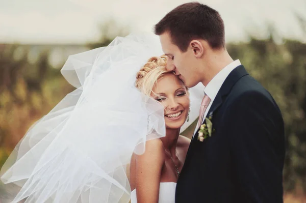 Prachtige bruid en bruidegom paar wandelen op de bruiloft — Stockfoto