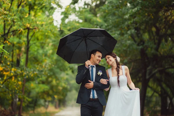 Hermosa novia y novio pareja caminando en la boda —  Fotos de Stock