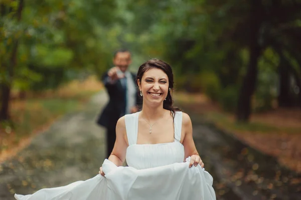 Hermosa novia y novio pareja caminando en la boda —  Fotos de Stock