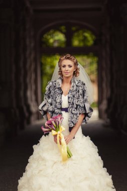 Mor callas bir buket ile güzel gelin