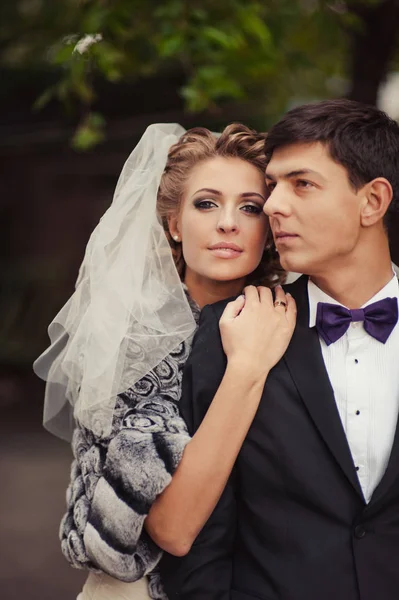 Schönes Brautpaar bei der Hochzeit — Stockfoto