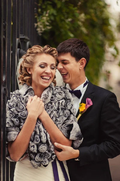 Hermosa novia y novio pareja caminando en la boda —  Fotos de Stock
