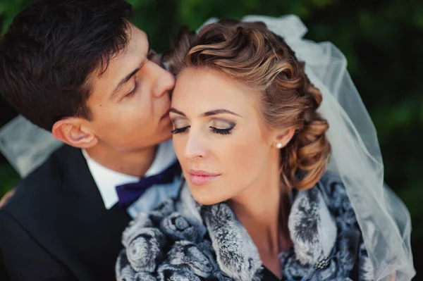 Beau couple de mariés marchant au mariage — Photo