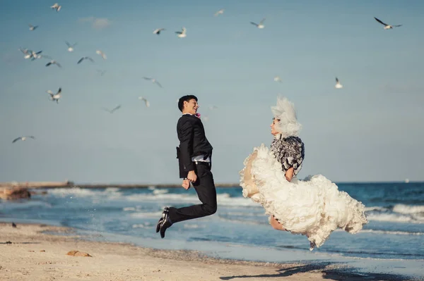 Schönes Brautpaar bei der Hochzeit — Stockfoto