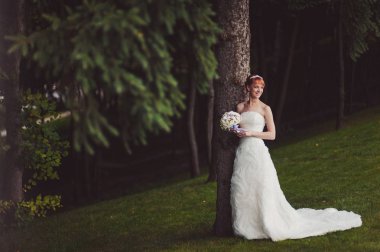 Düğün gününde güzel bir gelin portresi