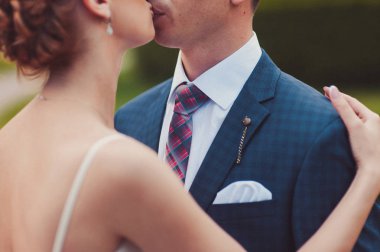 Güzel gelin ve damat çift düğünde yürüyüş
