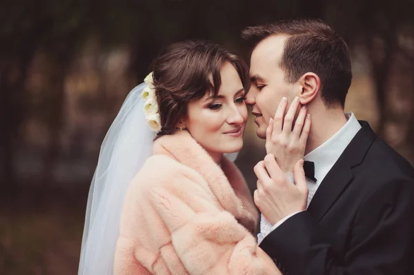 Linda noiva e noivo casal andando no casamento — Fotografia de Stock