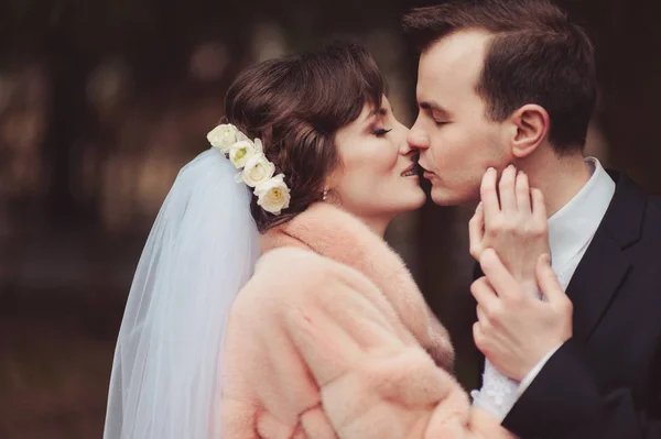 Linda noiva e noivo casal andando no casamento — Fotografia de Stock