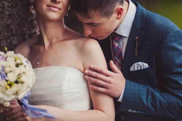 Linda noiva e noivo casal andando no casamento — Fotografia de Stock