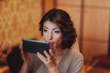 Güzel bir esmer gelin için sabah makyaj