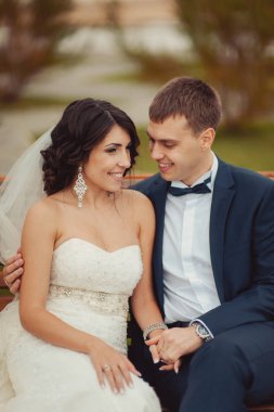 Güzel düğün çifti bir yürüyüşte suya yakın