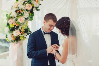 Gelin ve damat yüzükleri diğer üzerine koymak ve törende göstermek