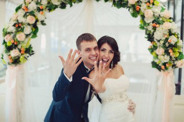 Gelin ve damat yüzükleri diğer üzerine koymak ve törende göstermek