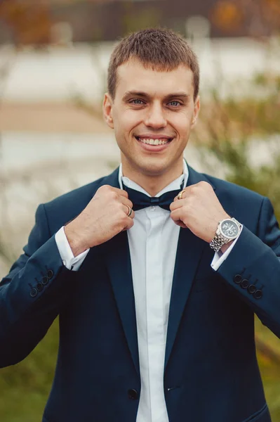 Groom dans un costume et un nœud papillon pour une promenade — Photo